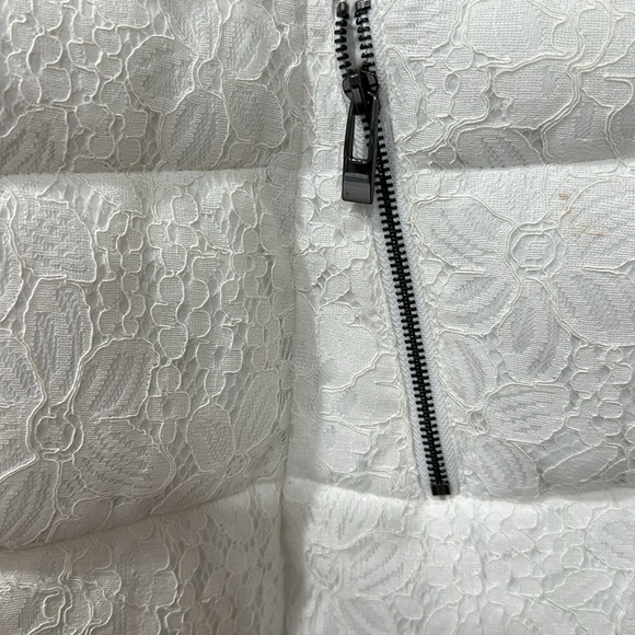 Chicos white lace puffer jacket with hood size 3 - Picture 2 of 5